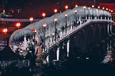 Téléchargez les photos : 24 déc. 2023 Rivière Shing Mun avec décoration de Noël à Shatin - en image libre de droit