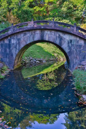 Foto de Nov 29 2023 Puente de Tsutenkyo Koishikawa Koraku en Gardens, Tokio, Japón - Imagen libre de derechos