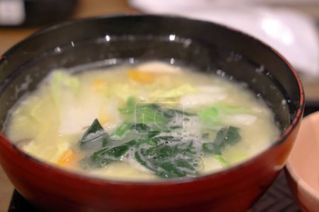 Téléchargez les photos : Cuisine traditionnelle japonaise. Bol de soupe aux nouilles au riz. - en image libre de droit