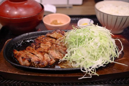 Téléchargez les photos : Cuisine japonaise équilibrée avec légumes végétaliens biologiques frais - en image libre de droit