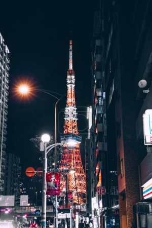 Téléchargez les photos : Vue du paysage urbain de Tokyo la nuit, Japon Nov 29 2023 - en image libre de droit