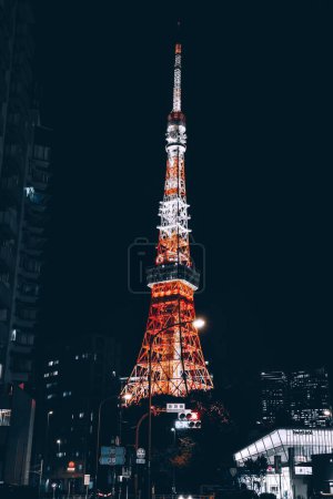 Foto de Nov 29 2023 Tokyo city street view with Tokyo Tower at twilight - Imagen libre de derechos