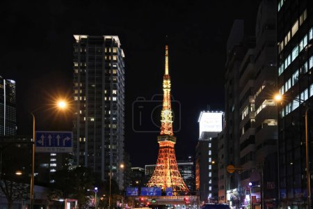 Foto de Nov 29 2023 Tokio paisaje urbano con torre tokyo en la noche, Japón - Imagen libre de derechos