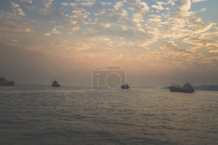 Téléchargez les photos : 6 janv. 2024 la sortie d'un port de Hong Kong - en image libre de droit