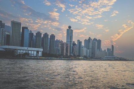 Téléchargez les photos : 6 janv. 2024 Hong Kong Skyline à travers le port de Victoria - en image libre de droit
