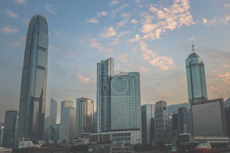 Téléchargez les photos : 6 janv. 2024 Hong Kong Skyline à travers le port de Victoria - en image libre de droit