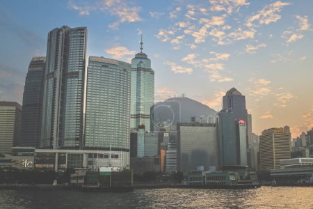 Foto de Jan 6 2024 Hong Kong Skyline a través de Victoria Harbor - Imagen libre de derechos