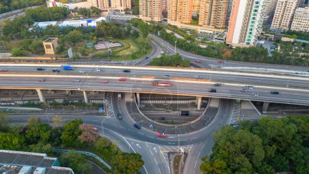 Téléchargez les photos : 25 déc 2023 Vue aérienne du paysage urbain avec pont et autoroute - en image libre de droit