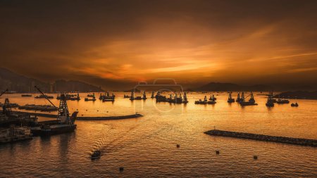 Foto de Dic 25 2023 Puesta de sol sobre el horizonte de la ciudad con reflexiones sobre el océano - Imagen libre de derechos