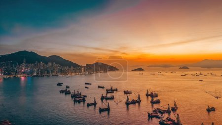 Foto de Dic 25 2023 Puesta de sol sobre el horizonte de la ciudad con reflexiones sobre el océano - Imagen libre de derechos
