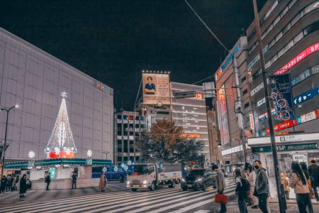 Téléchargez les photos : Occupé centre-ville métropole la nuit, Ikebukuro, Japon Nov 28 2023 - en image libre de droit
