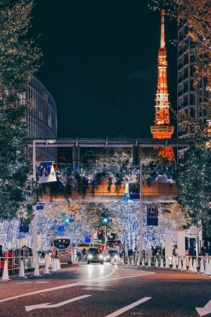 Téléchargez les photos : 28 nov. 2023 Illuminé Roppongi Keyakizaka Street et Tokyo Tower pendant l'hiver - en image libre de droit