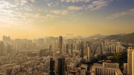 Téléchargez les photos : 7 janv. 2024 Skyline urbaine panoramique avec gratte-ciel, hong kong - en image libre de droit