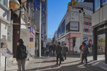 Téléchargez les photos : Rue animée de la ville avec des gens marchant dans la zone urbaine. 28 nov. 2023 - en image libre de droit