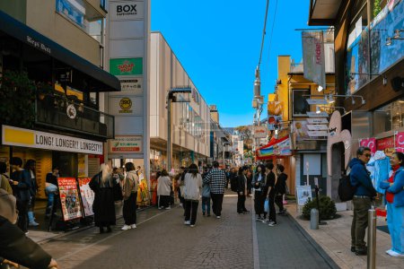 Foto de Ocupadas calles urbanas con un grupo diverso de personas caminando. Nov 28 2023 - Imagen libre de derechos