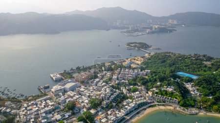 Téléchargez les photos : 6 janv. 2024 Immeuble résidentiel sur l'île de Peng Chau à Hong Kong - en image libre de droit