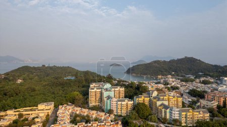 Téléchargez les photos : 6 janv. 2024 Immeuble résidentiel sur l'île de Peng Chau à Hong Kong - en image libre de droit