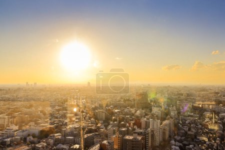 Téléchargez les photos : 28 nov. 2023 Superbe lever de soleil sur la nature et les toits urbains sans personne - en image libre de droit