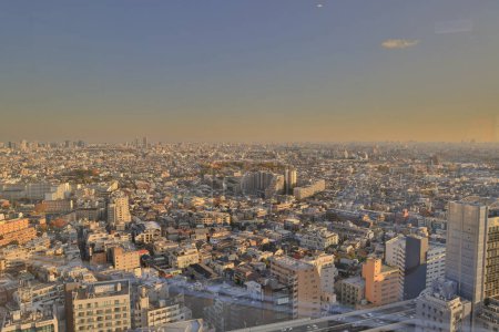 Téléchargez les photos : 28 nov. 2023 skyline de la ville au coucher du soleil avec paysage panoramique - en image libre de droit