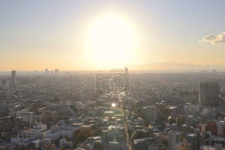 Téléchargez les photos : 28 nov 2023 Skyline urbaine au coucher du soleil avec vue aérienne des bâtiments de la ville - en image libre de droit