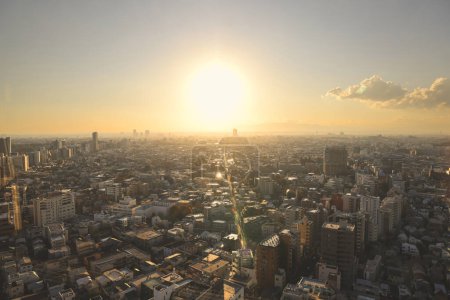 Téléchargez les photos : 28 nov. 2023 skyline de la ville au coucher du soleil avec paysage panoramique - en image libre de droit