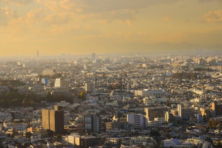 Téléchargez les photos : 28 nov. 2023 Skyline panoramique de la ville avec gratte-ciel et lumières de la ville - en image libre de droit