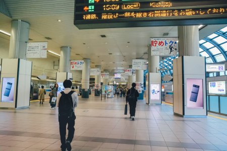 Foto de Nov 28 2023 Empresarios japoneses viajan al trabajo en la estación - Imagen libre de derechos