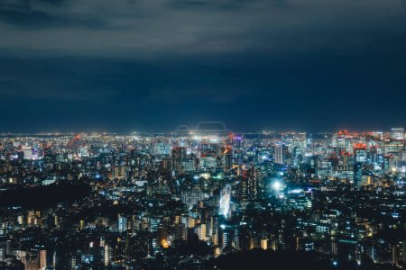 Téléchargez les photos : Paysage urbain au crépuscule avec bâtiments modernes éclairés Nov 28 2023 - en image libre de droit
