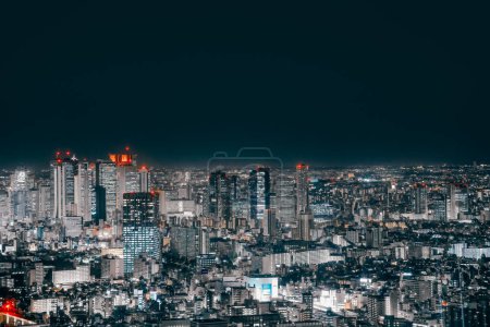 Téléchargez les photos : Paysage urbain au crépuscule avec bâtiments modernes éclairés Nov 28 2023 - en image libre de droit