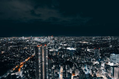 Téléchargez les photos : Skyline nocturne de la ville avec gratte-ciel et paysage urbain Nov 28 2023 - en image libre de droit
