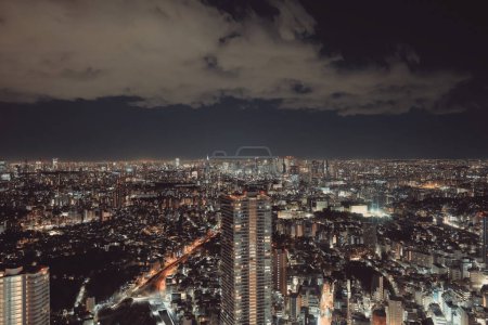 Foto de Tokio en la noche, Paisaje urbano de los rascacielos de Ikebukuro Nov 28 2023 - Imagen libre de derechos