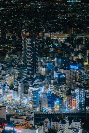 Téléchargez les photos : Ville moderne vue panoramique de la nuit avec autoroute Nov 28 2023 - en image libre de droit