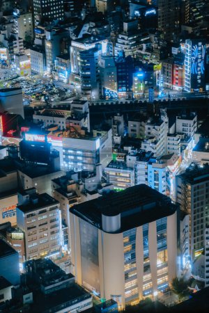 Téléchargez les photos : Ville moderne vue panoramique de la nuit avec autoroute Nov 28 2023 - en image libre de droit