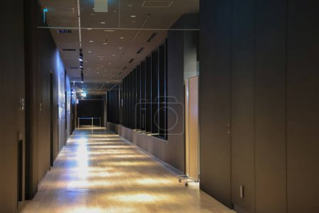 Téléchargez les photos : Couloir lumineux mène à un espace vide avec un décor moderne. 28 nov. 2023 - en image libre de droit