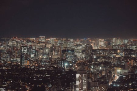 Téléchargez les photos : Métropole urbaine animée avec des bâtiments éclairés. 28 nov. 2023 - en image libre de droit