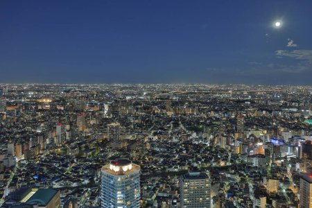Foto de Tokio en la noche, Paisaje urbano de los rascacielos de Ikebukuro Nov 28 2023 - Imagen libre de derechos