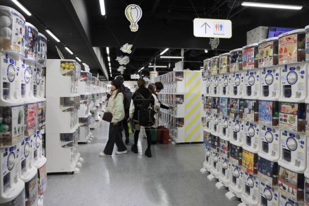 Foto de Sol ciudad, japonés gachapon máquinas expendedoras dedicado Nov 28 2023 - Imagen libre de derechos