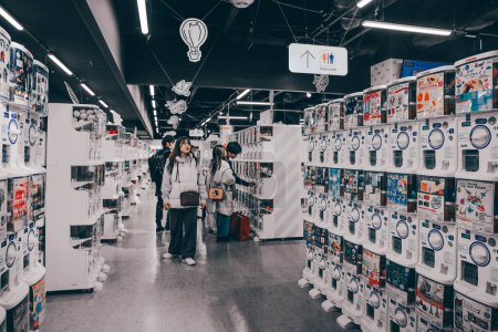 Téléchargez les photos : Distributeurs automatiques japonais gachapon dédiés, ville ensoleillée Nov 28 2023 - en image libre de droit