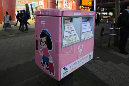 Foto de Máquinas expendedoras de gachapon japonesas dedicadas, ciudad soleada Nov 28 2023 - Imagen libre de derechos