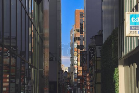 Téléchargez les photos : 28 nov. 2023 Ville de Shinjuku le matin avec carrefour et gratte-ciel - en image libre de droit