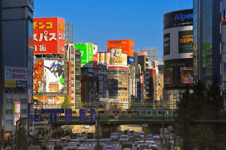 Téléchargez les photos : 28 nov. 2023 Traverse des piétons et de la circulation à la gare de Shinjuku - en image libre de droit