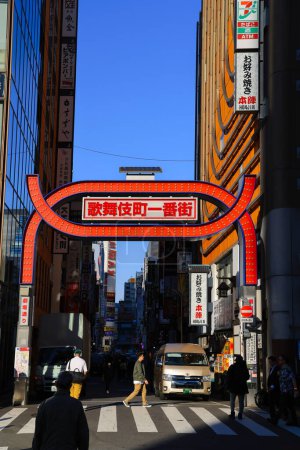 Foto de Kabukicho Ichiban Street, Shinjuku Tokio, Japón Nov 28 2023 - Imagen libre de derechos