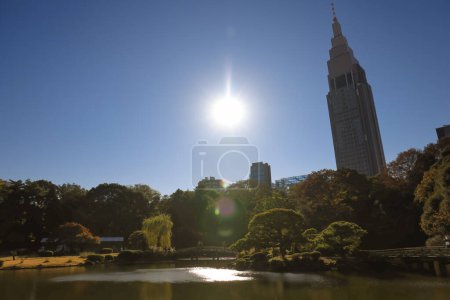 Téléchargez les photos : Skyline de la ville réfléchi sur l'eau avec des couleurs d'automne. 28 nov. 2023 - en image libre de droit