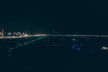 Foto de Aeropuerto de HK, iluminación del aeródromo en pista Nov 30 2023 - Imagen libre de derechos