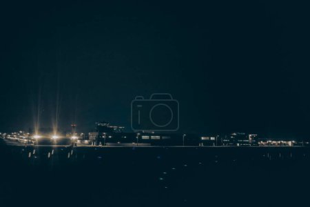Foto de Aeropuerto de HK, iluminación del aeródromo en pista Nov 30 2023 - Imagen libre de derechos