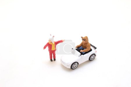 Foto de El perro de juguete del saludo del pollo del juguete en un coche convertible - Imagen libre de derechos