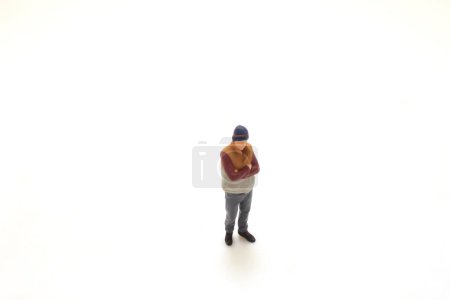Téléchargez les photos : Figure miniature isolée d'une personne sur un vaste espace blanc - en image libre de droit