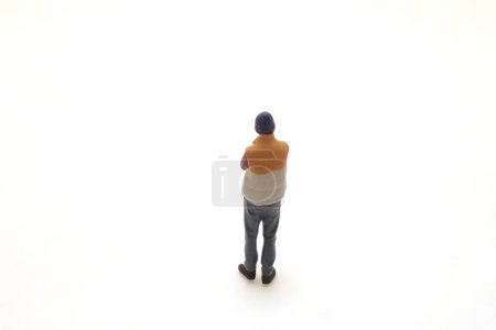 Téléchargez les photos : Figurine miniature isolée debout avec les mains derrière le dos - en image libre de droit