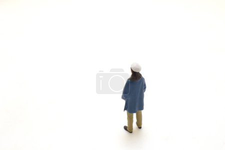 Téléchargez les photos : Petite figurine d'un artiste avec béret sur blanc. - en image libre de droit