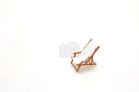 Foto de Una silla de cubierta única en blanco, concepto de simplicidad y descanso - Imagen libre de derechos